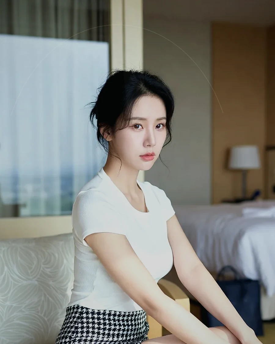 경남 창녕군 도천면 · 도시 불빛이 보이는 객실의 인물