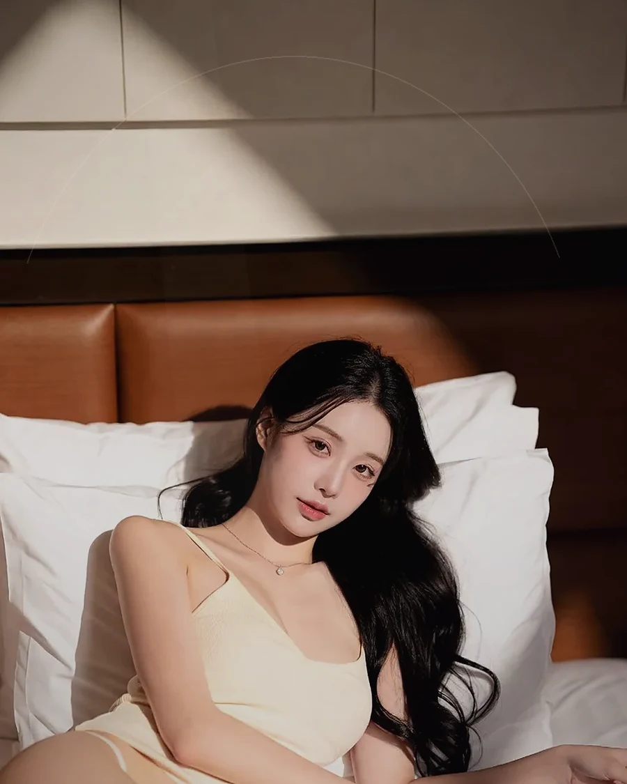 경남 양산시 서창동 · 은은한 조명의 실내에 앉은 인물