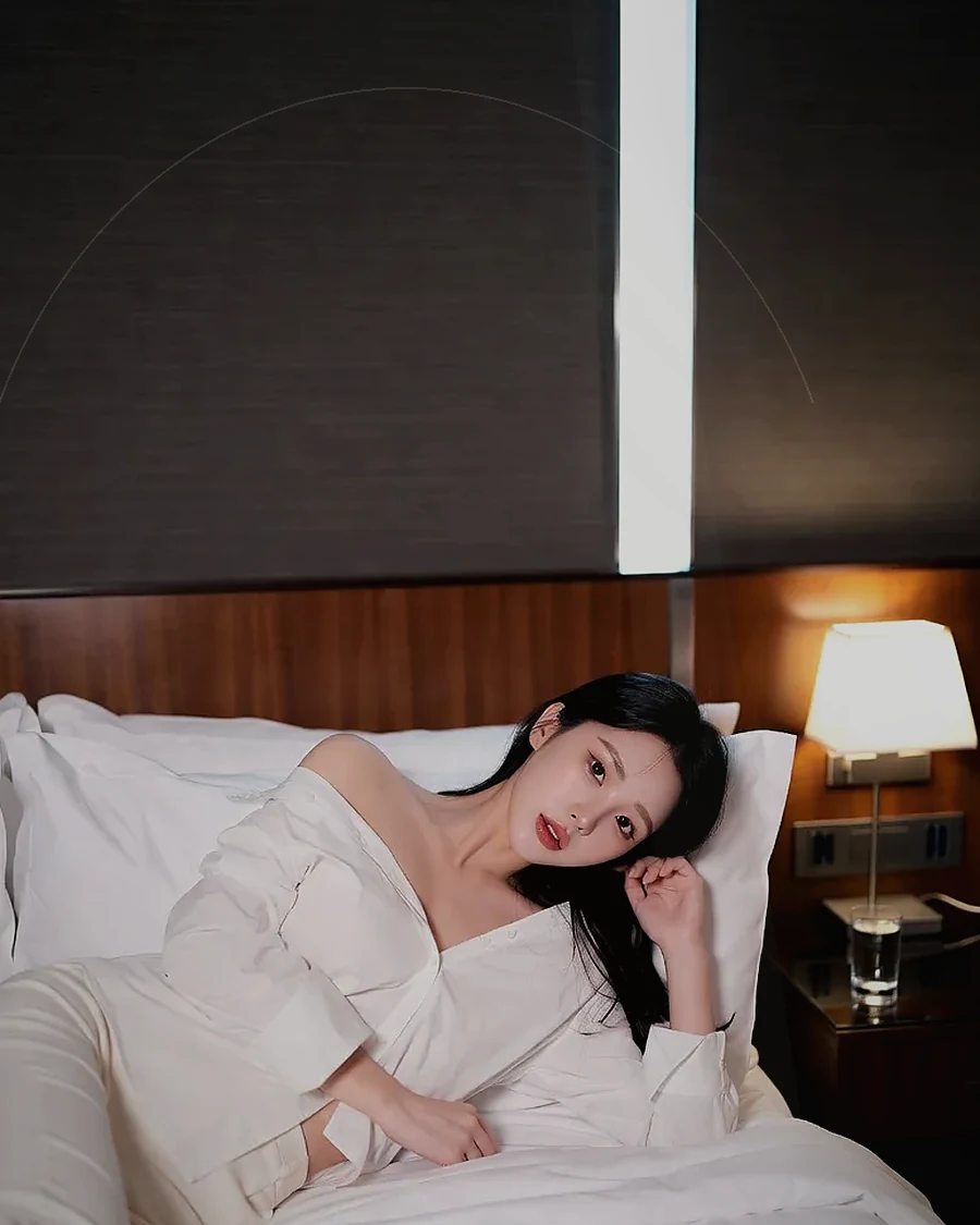 경남 함안군 가야읍 · 은은한 조명의 실내에 앉은 인물