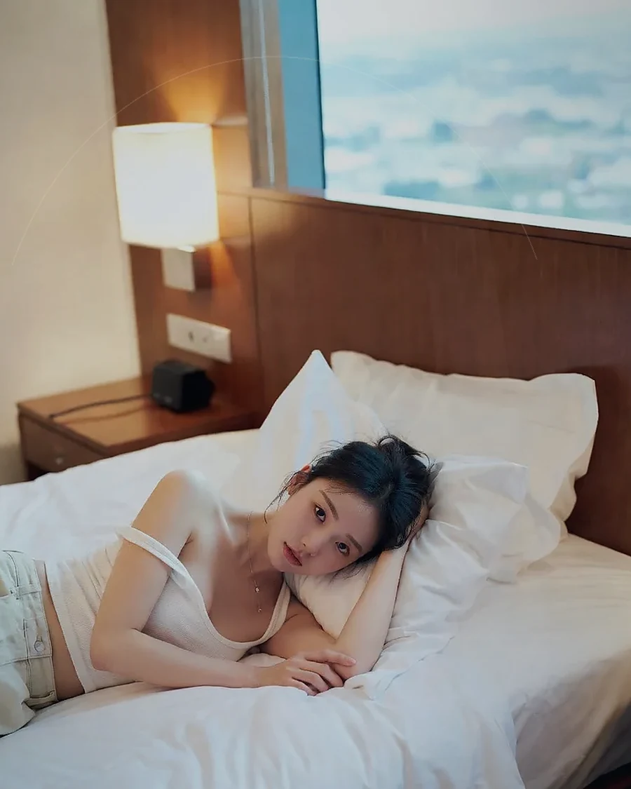 경남 하동군 진교면 · 정돈된 실내에서 쉬는 인물
