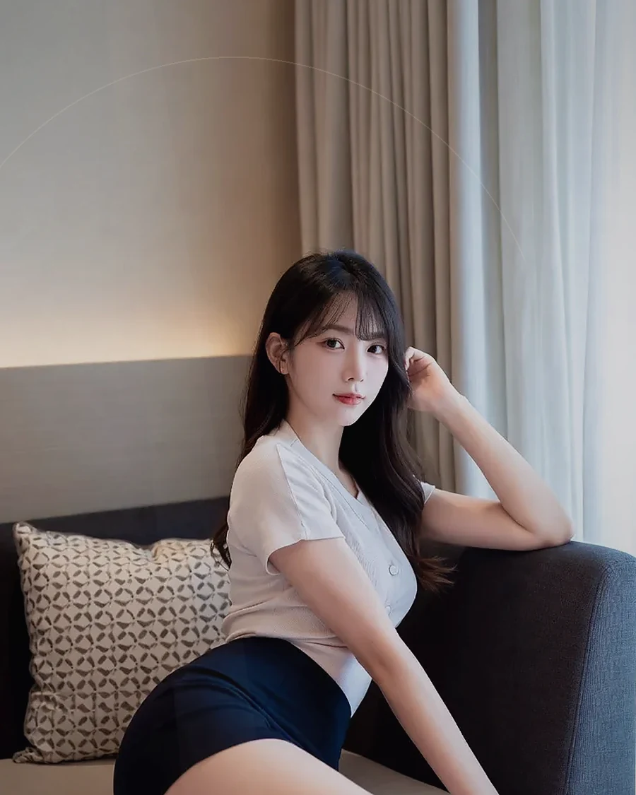 진해 · 도시 불빛이 보이는 객실의 인물