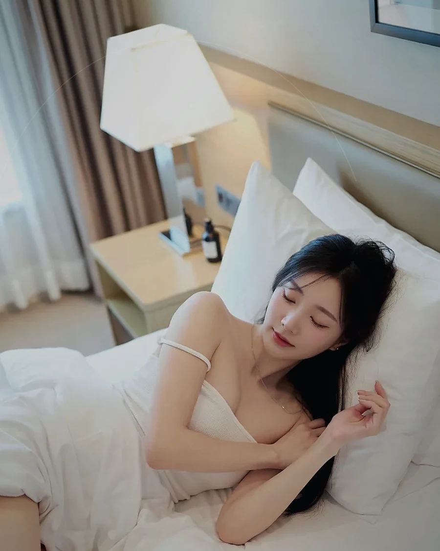 경남 사천시 사천읍 · 커튼 사이 빛이 들어오는 객실의 인물