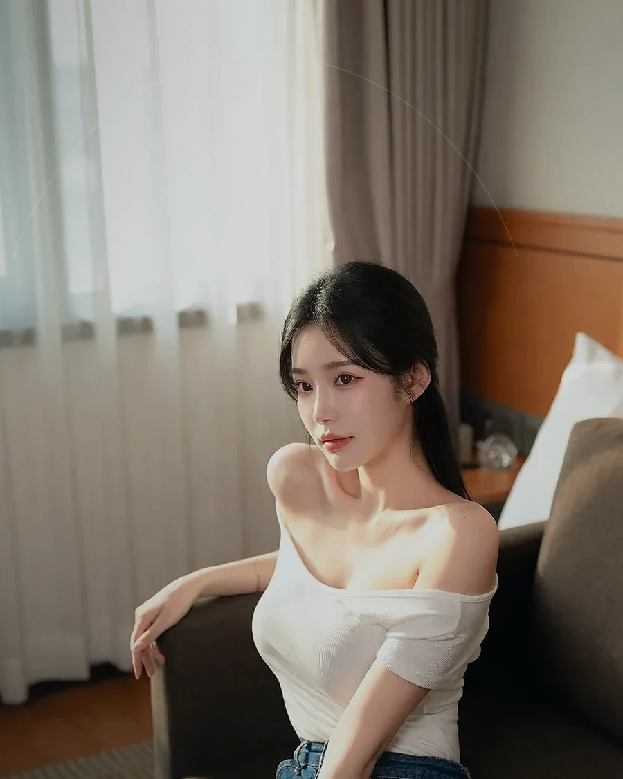 경남 합천군 가야면 · 정돈된 실내에서 쉬는 인물