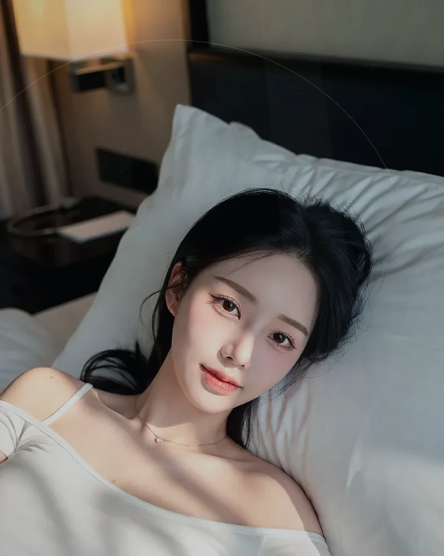 마산 · 커튼 사이 빛이 들어오는 객실의 인물