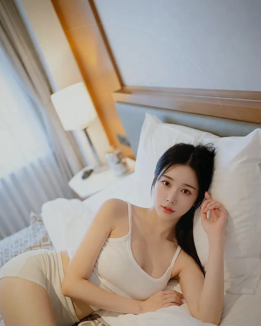 경남 합천군 합천읍 · 커튼 사이 빛이 들어오는 객실의 인물
