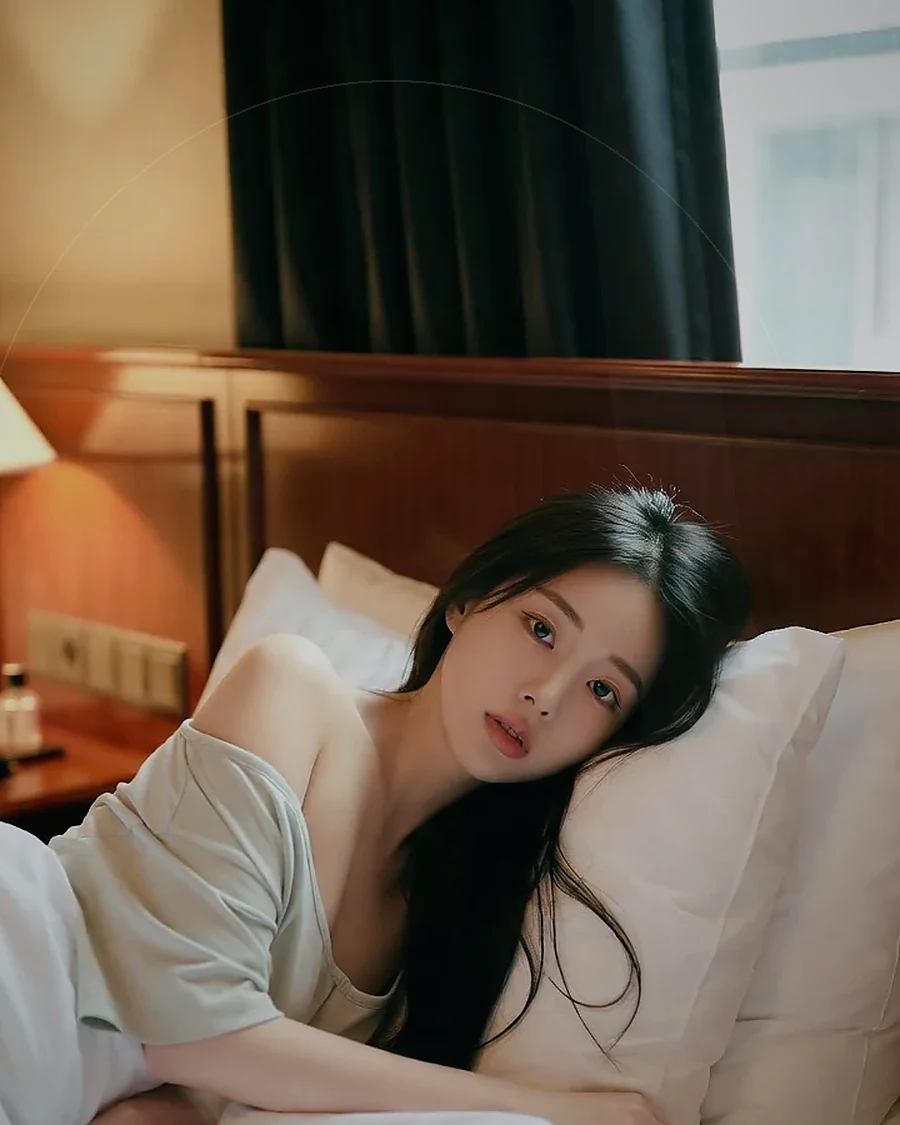경남 거창군 가조면 · 도시 불빛이 보이는 객실의 인물