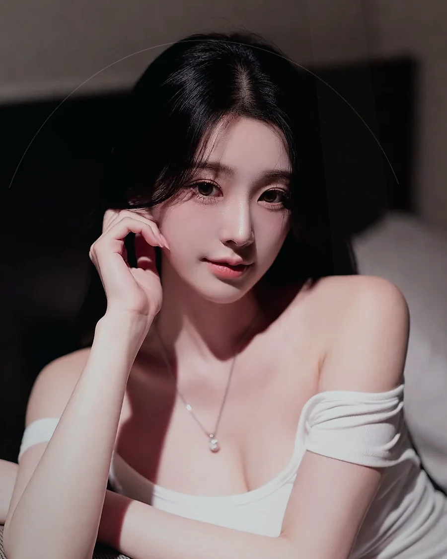 용원 · 어두운 조도의 객실에 머무는 인물