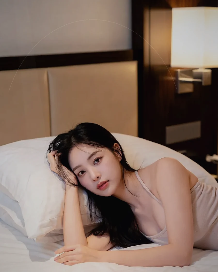 경남 김해시 내동 · 조용한 객실 침대 옆의 인물