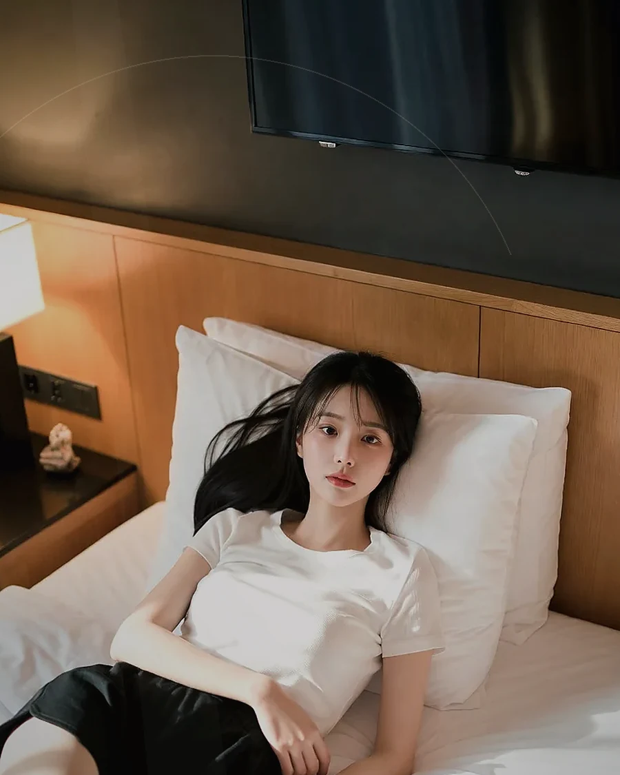 경남 고성군 고성읍 · 정돈된 실내에서 쉬는 인물