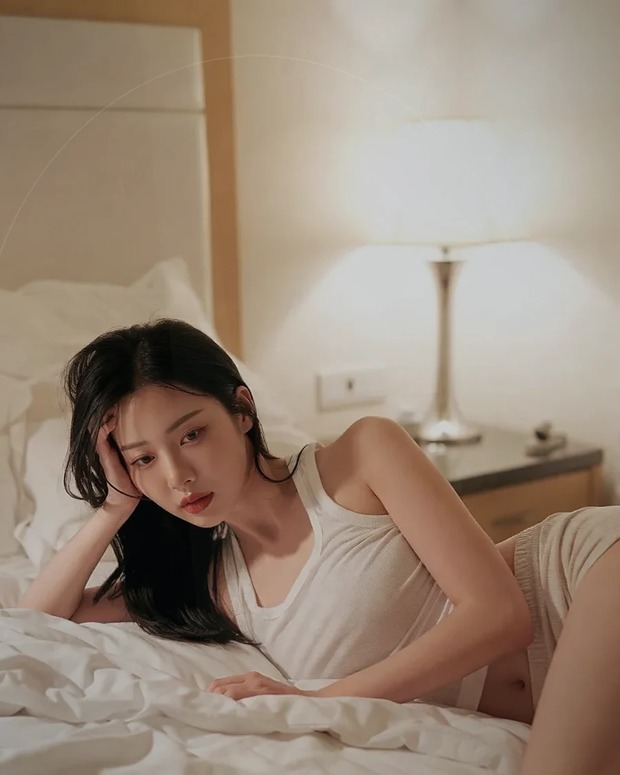 경남 창원시 석전동 · 조용한 객실 침대 옆의 인물