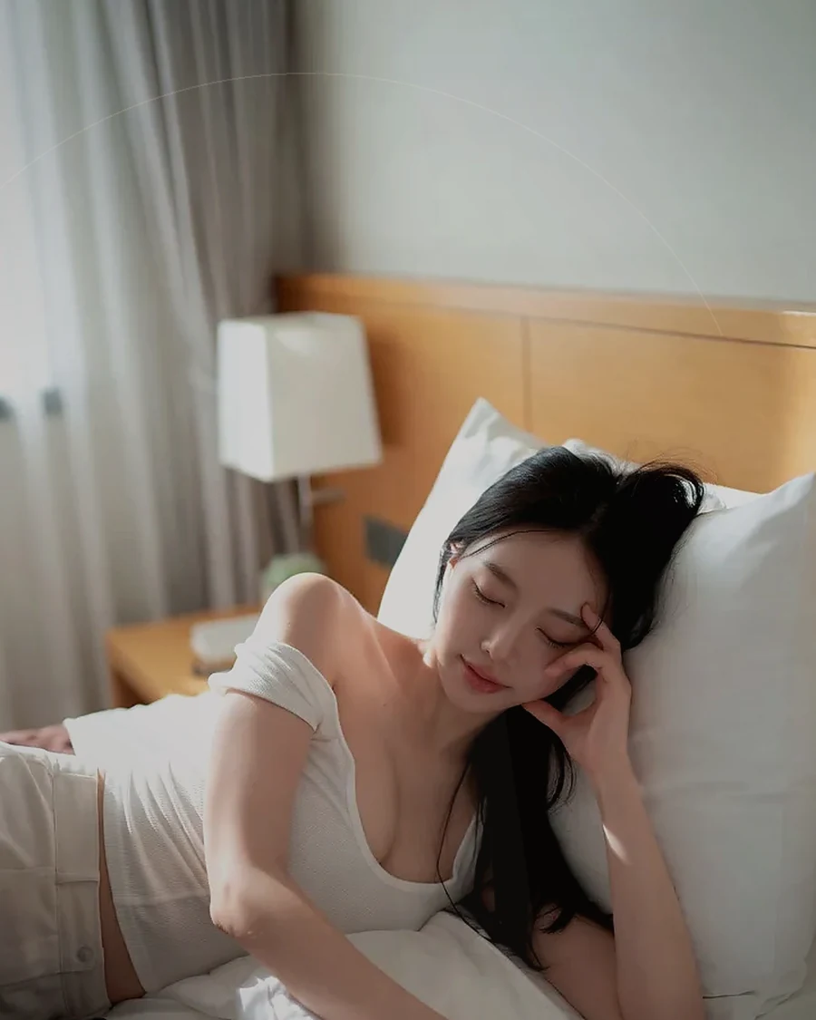경남 사천시 · 도시 불빛이 보이는 객실의 인물