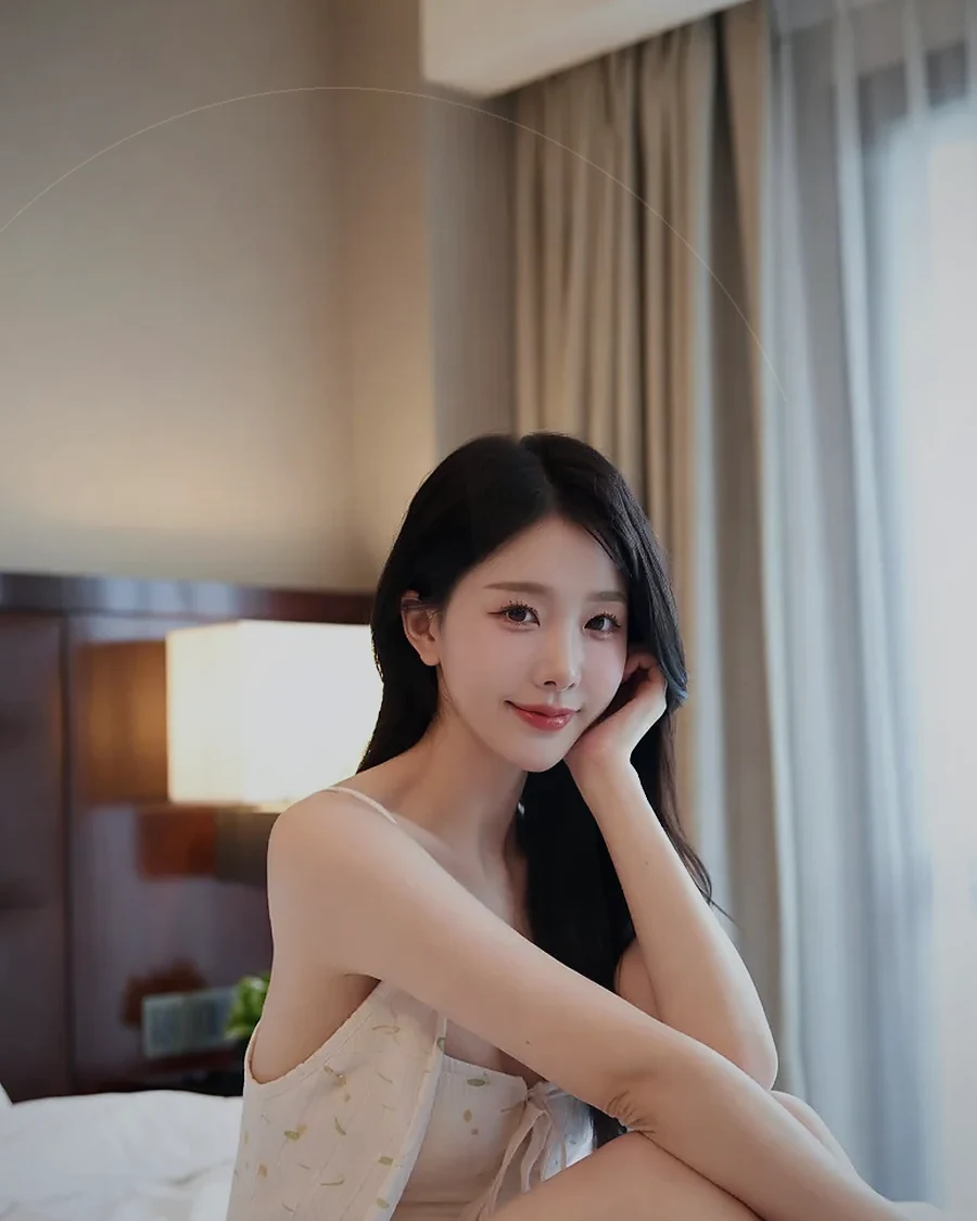 경남 합천군 초계면 · 은은한 조명의 실내에 앉은 인물