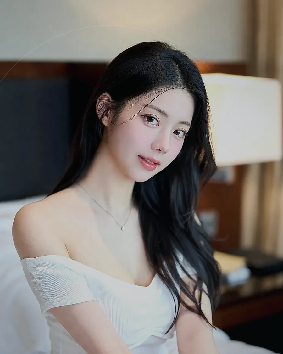 상남동 · 정돈된 실내에서 쉬는 인물