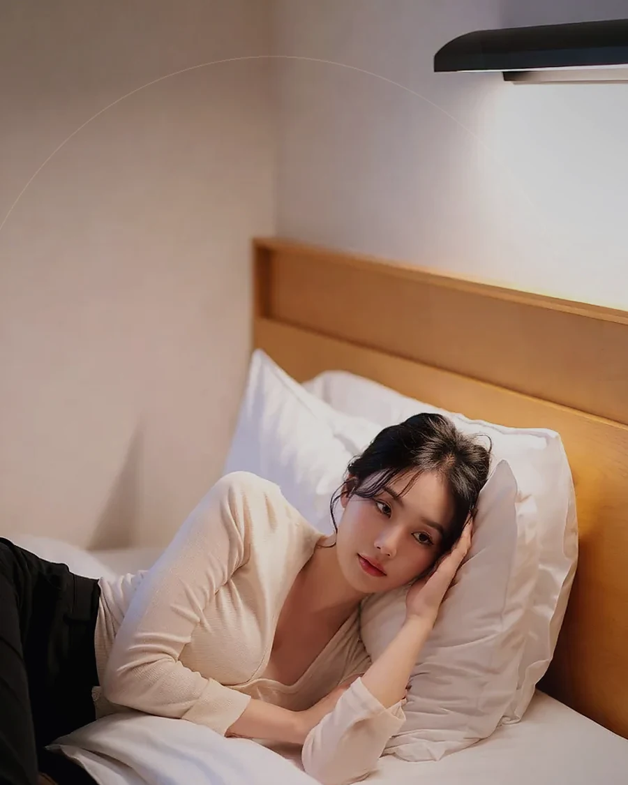 경남 거제시 · 어두운 조도의 객실에 머무는 인물