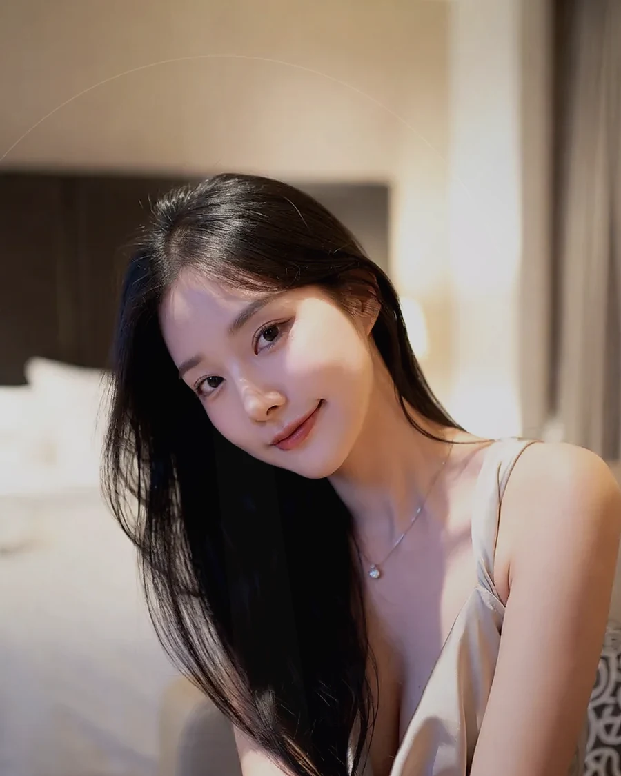 용원 · 커튼 사이 빛이 들어오는 객실의 인물