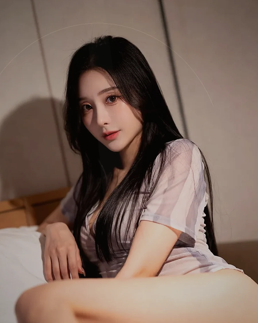 경남 김해시 내동 · 은은한 조명의 실내에 앉은 인물
