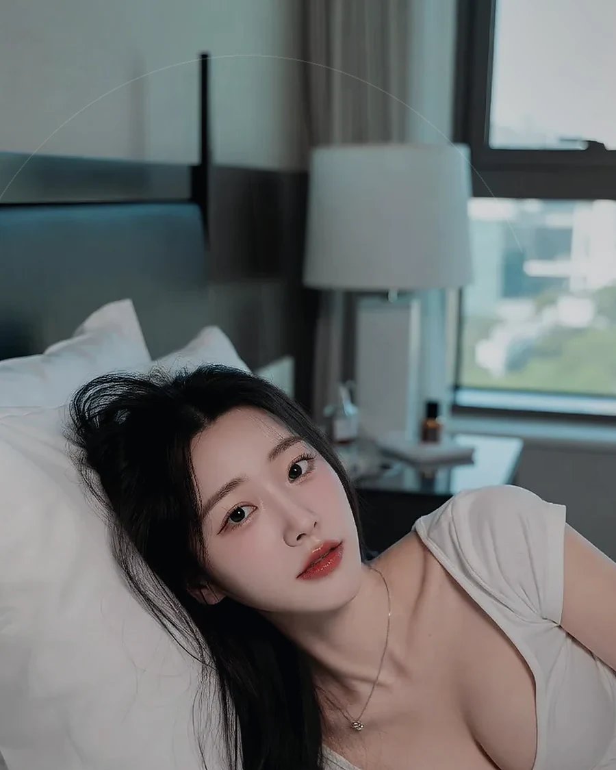 경남 함안군 칠서면 · 정돈된 실내에서 쉬는 인물