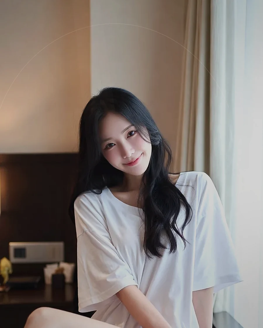 경남 · 커튼 사이 빛이 들어오는 객실의 인물