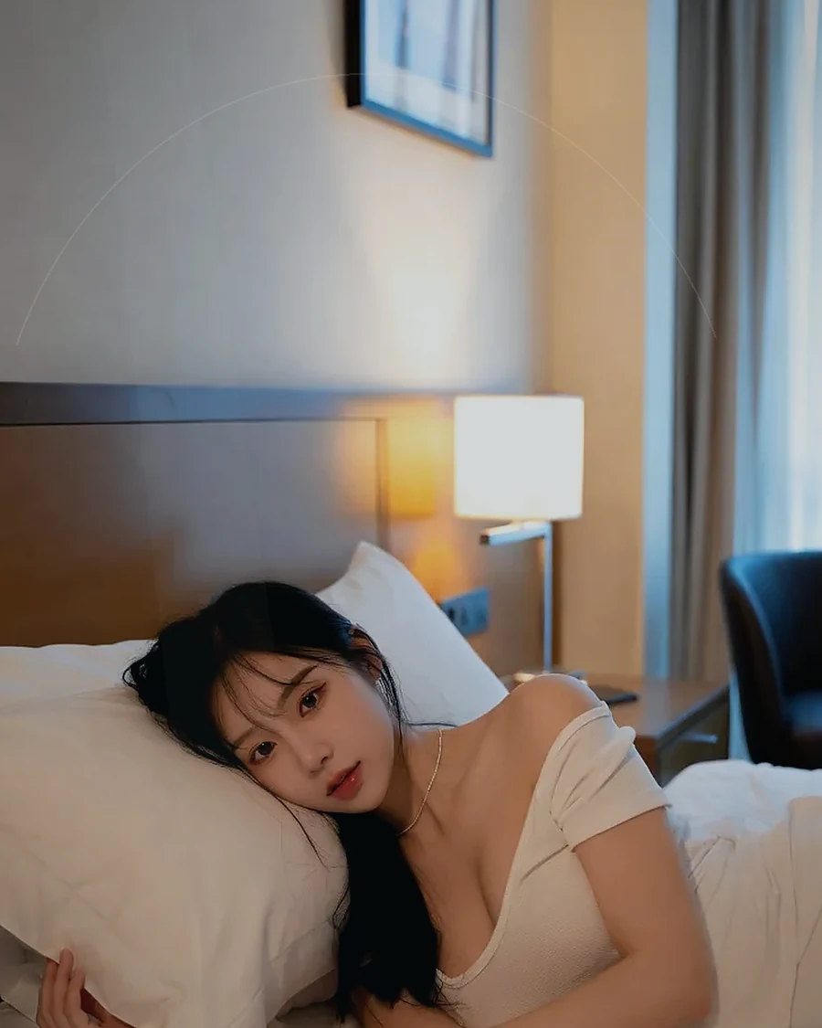상남동 · 어두운 조도의 객실에 머무는 인물