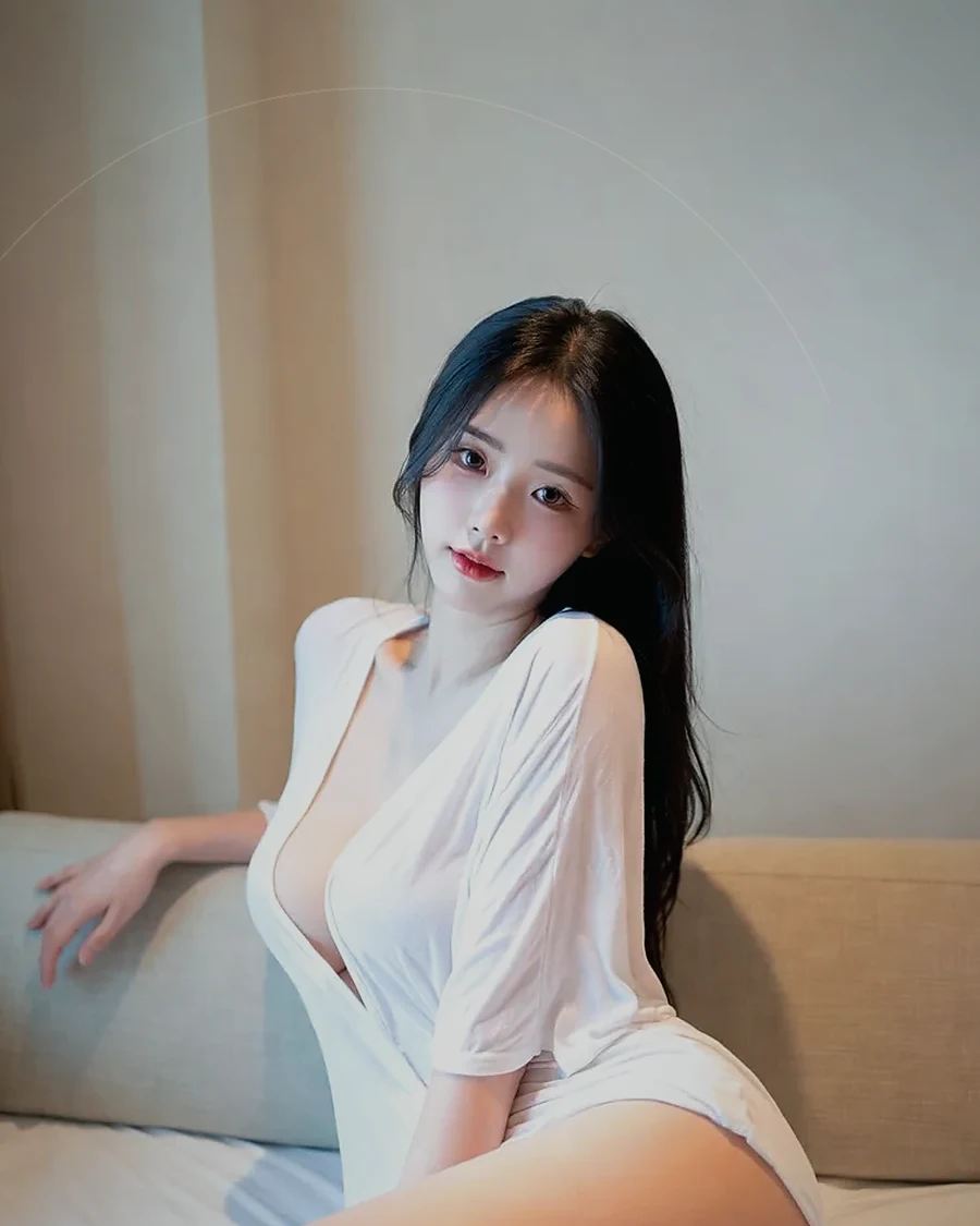 경남 사천시 벌리동 · 정돈된 실내에서 쉬는 인물