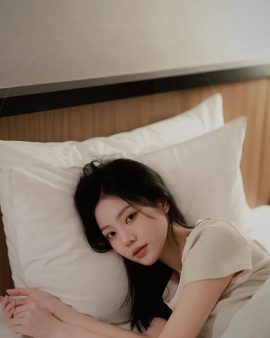 용원 · 조용한 객실 침대 옆의 인물