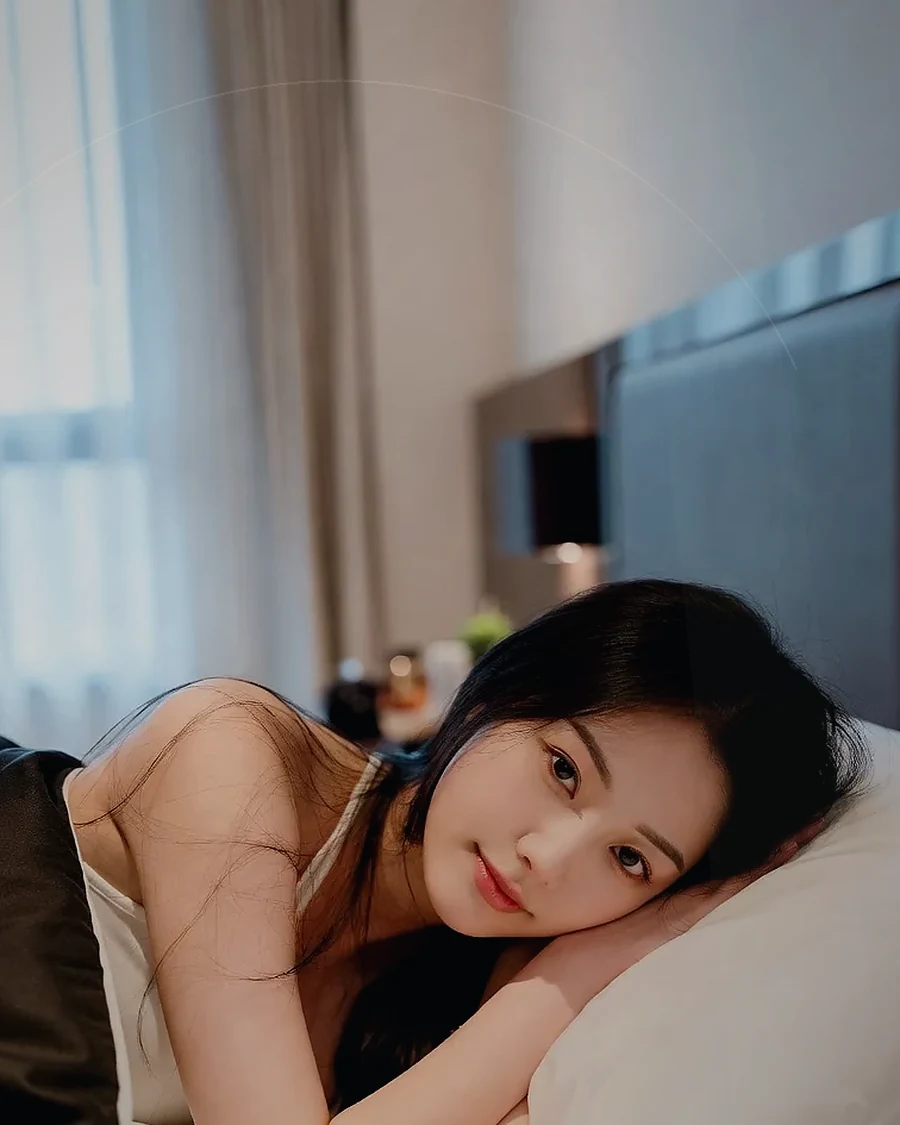 경남 함안군 가야읍 · 어두운 조도의 객실에 머무는 인물
