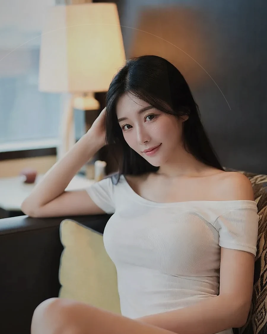 경남 사천시 사천읍 · 도시 불빛이 보이는 객실의 인물