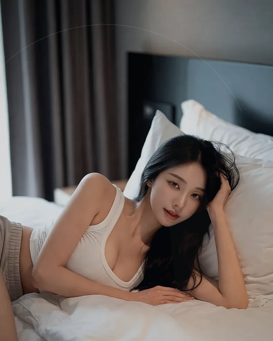 경남 · 조용한 객실 침대 옆의 인물
