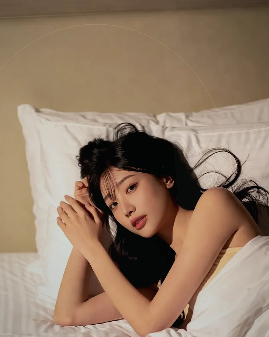 경남 거창군 마리면 · 조용한 객실 침대 옆의 인물