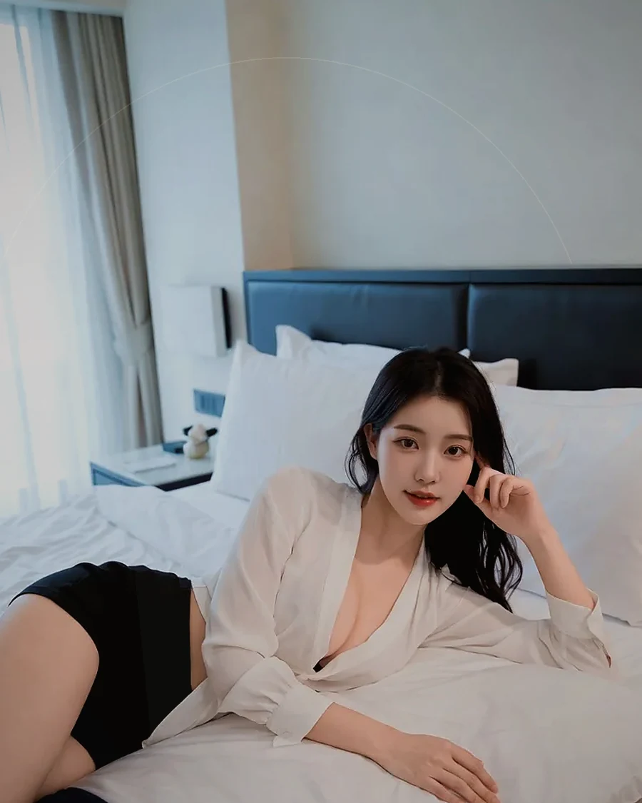 경남 함안군 군북면 · 조용한 객실 침대 옆의 인물