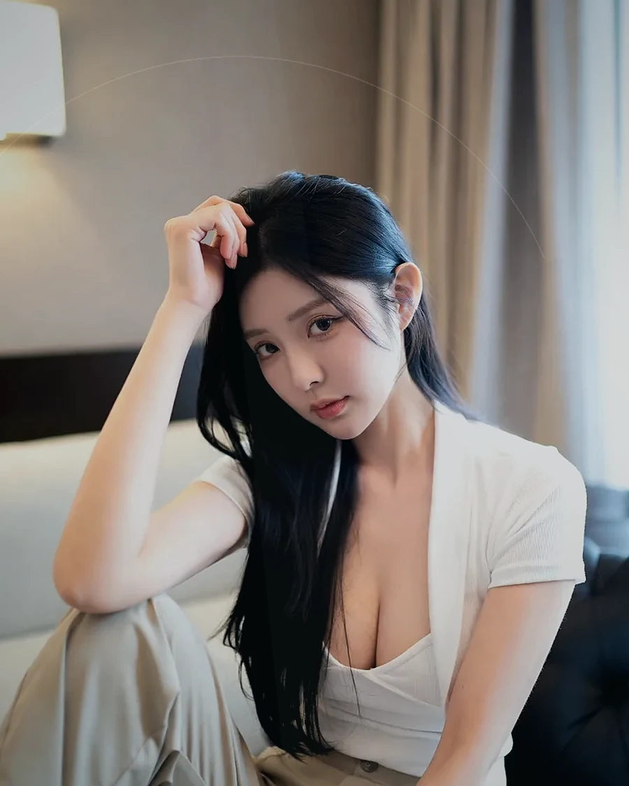 김해 장유 · 도시 불빛이 보이는 객실의 인물