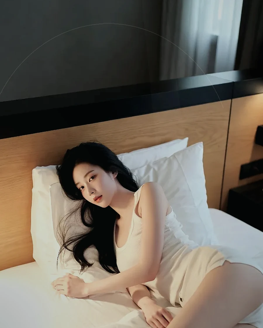 경남 진주시 가좌동 · 정돈된 실내에서 쉬는 인물