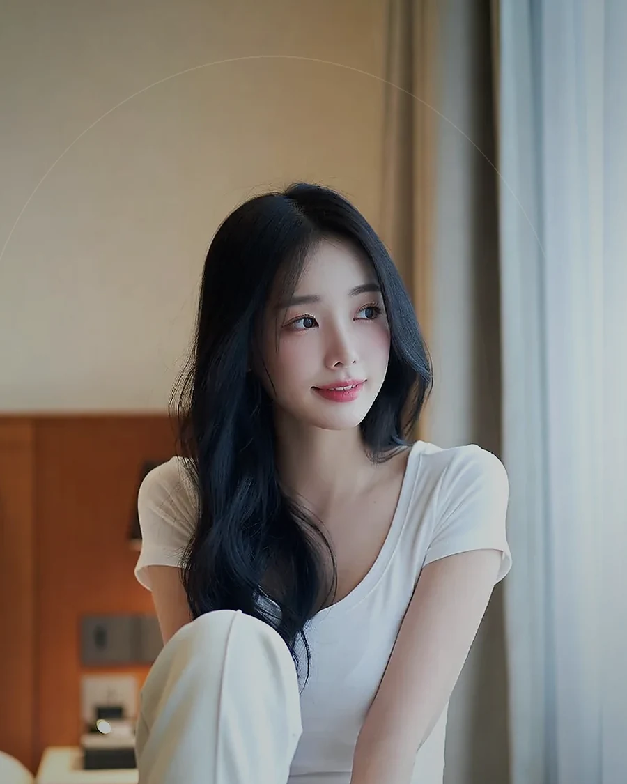 경남 사천시 벌리동 · 어두운 조도의 객실에 머무는 인물