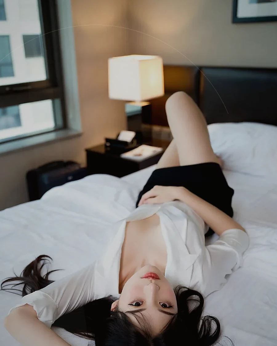 경남 양산시 물금읍 · 정돈된 실내에서 쉬는 인물