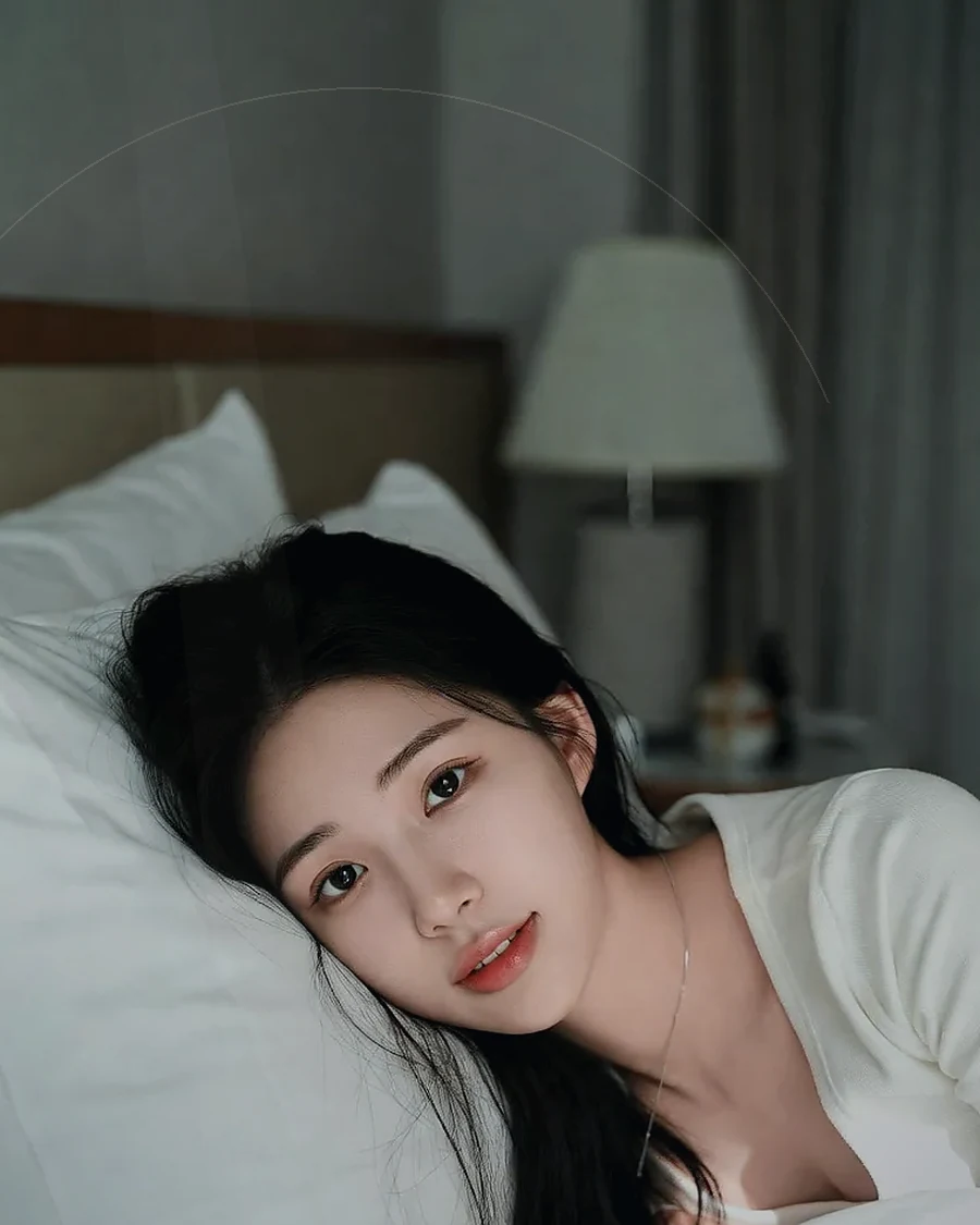 용원 · 은은한 조명의 실내에 앉은 인물