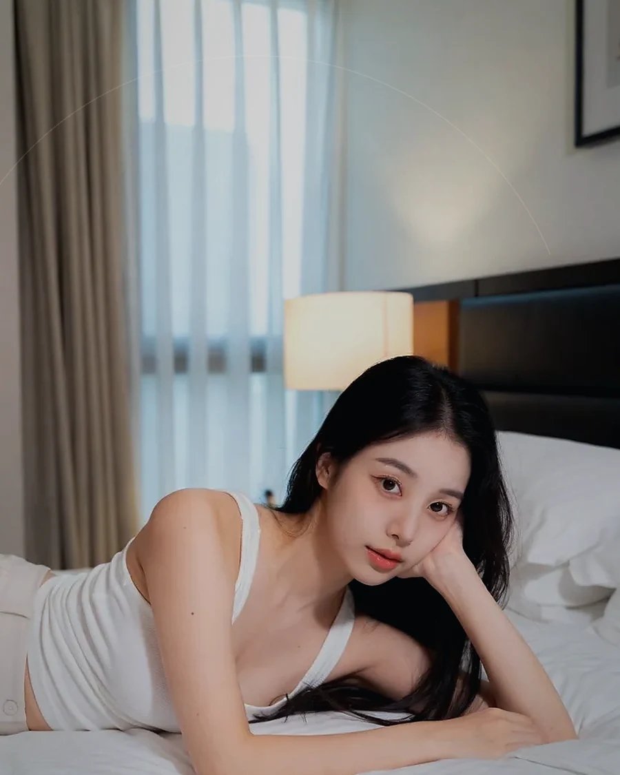 경남 함안군 칠서면 · 커튼 사이 빛이 들어오는 객실의 인물