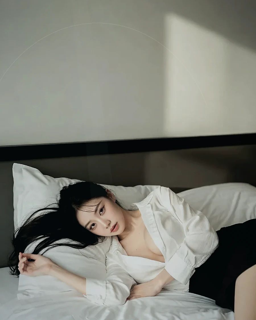 경남 함안군 가야읍 · 커튼 사이 빛이 들어오는 객실의 인물