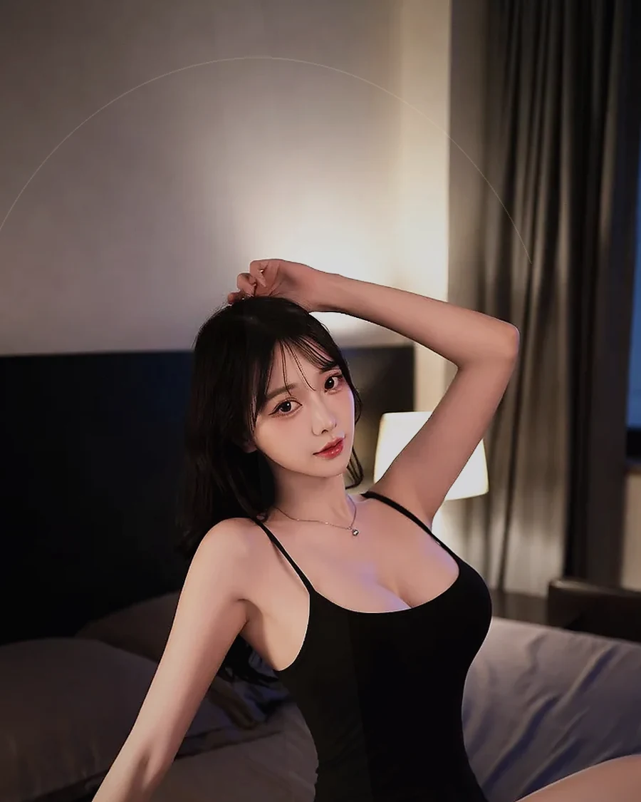 경남 산청군 산청읍 · 정돈된 실내에서 쉬는 인물
