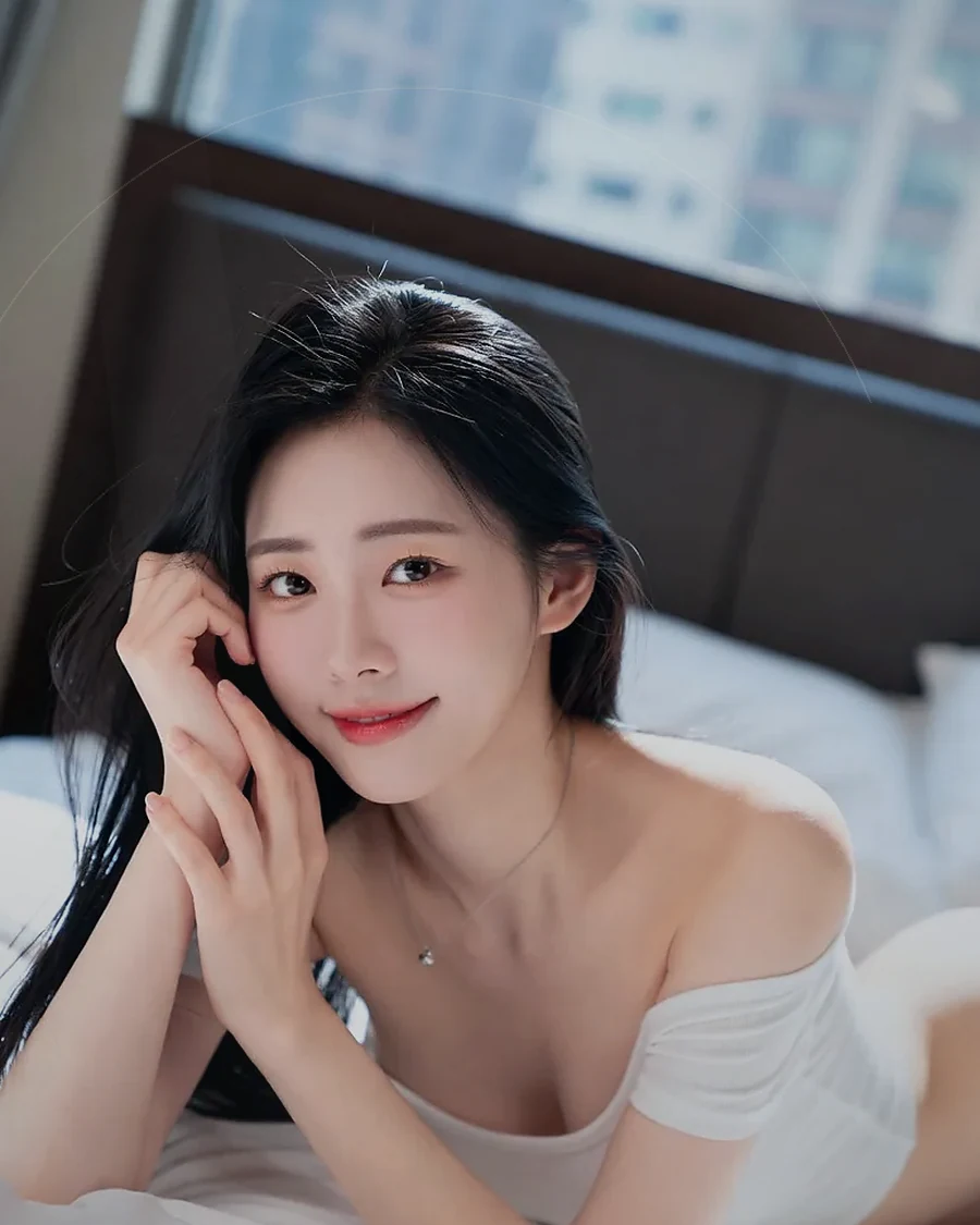 경남 사천시 사천읍 · 정돈된 실내에서 쉬는 인물