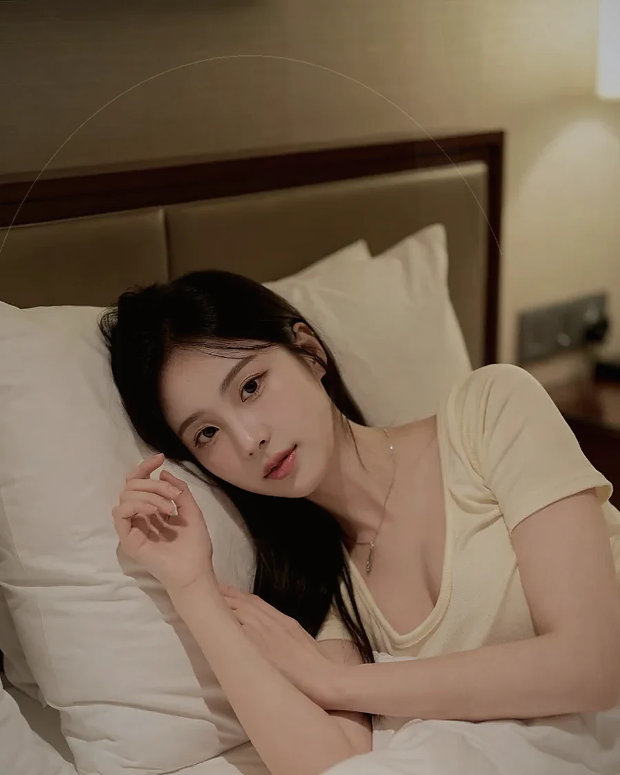 경남 합천군 · 은은한 조명의 실내에 앉은 인물