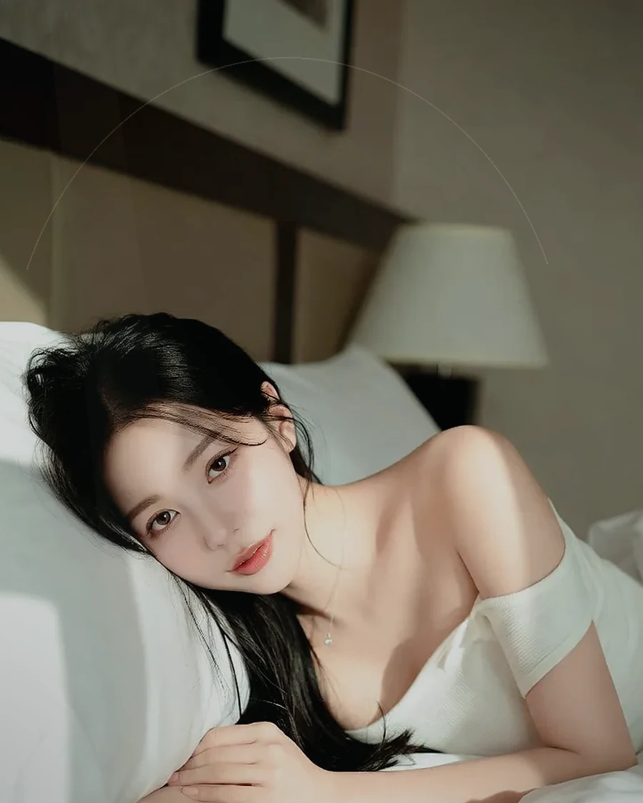 경남 거제시 · 은은한 조명의 실내에 앉은 인물