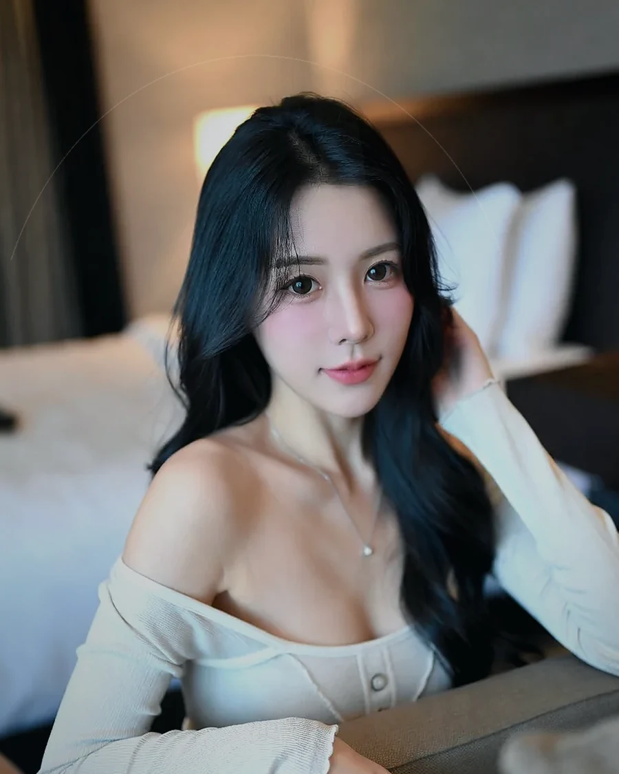 경남 함안군 칠서면 · 조용한 객실 침대 옆의 인물